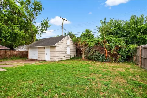 Exterior - 32 W Sunset Rd, Hampton, VA 23669 photo 3 of 4