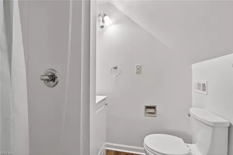 Bath - 32 W Sunset Rd, Hampton, VA 23669 photo 2 of 2
