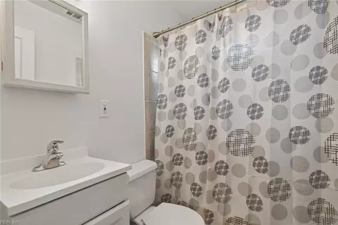 Bath - 32 W Sunset Rd, Hampton, VA 23669 photo 1 of 2