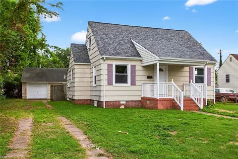 Exterior - 32 W Sunset Rd, Hampton, VA 23669 photo 2 of 4