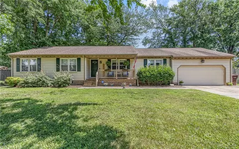 1305 Lake Point Ct, Chesapeake, VA 23320