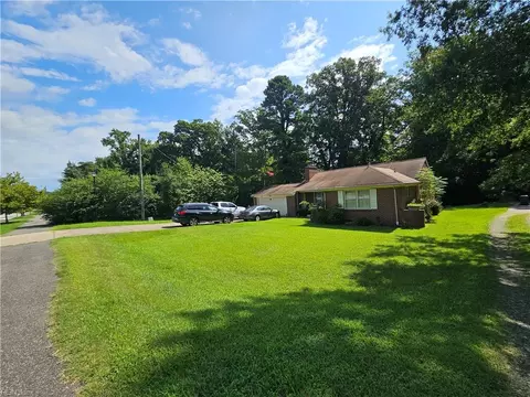 Exterior - 502 Ironbound Rd, Williamsburg, VA 23188 photo 3 of 8