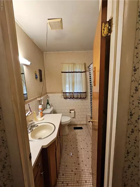 Bath - 502 Ironbound Rd, Williamsburg, VA 23188 photo 1 of 2