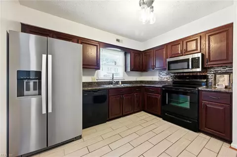 154 Loch Cir, Hampton, VA 23669 photo 3