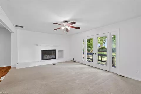 Living - 640 Parker Rd, Chesapeake, VA 23322 photo 4 of 8