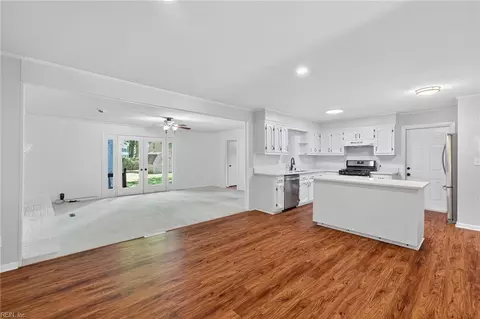 Living - 640 Parker Rd, Chesapeake, VA 23322 photo 2 of 8