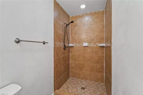 Bath - 640 Parker Rd, Chesapeake, VA 23322 photo 1 of 3