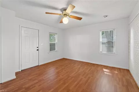 Living - 640 Parker Rd, Chesapeake, VA 23322 photo 7 of 8