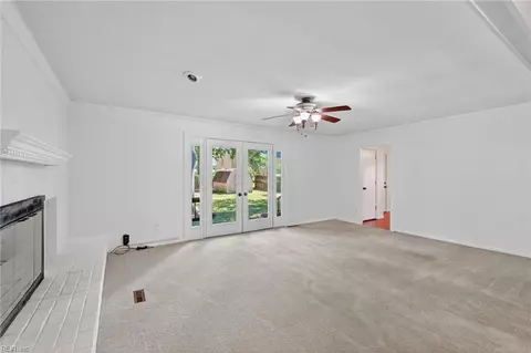 Living - 640 Parker Rd, Chesapeake, VA 23322 photo 3 of 8