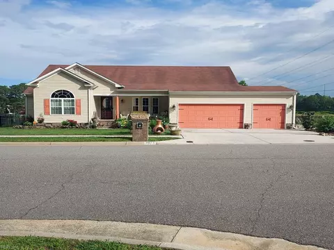3973 Grand Isle Dr, Chesapeake, VA 23323