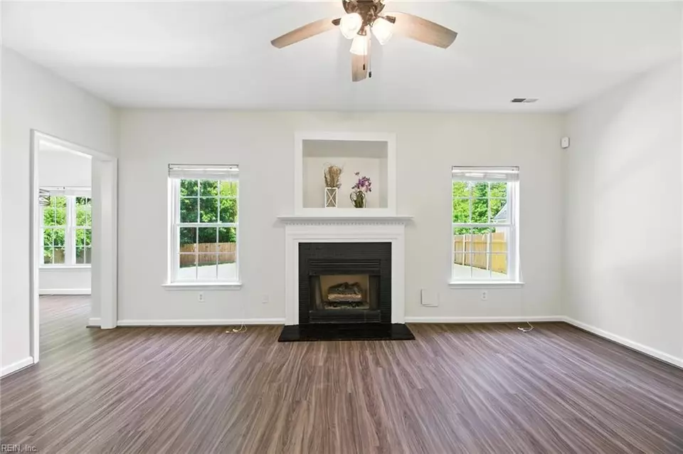 Living - 275 Jonathans Way, Suffolk, VA 23434 photo 1 of 2