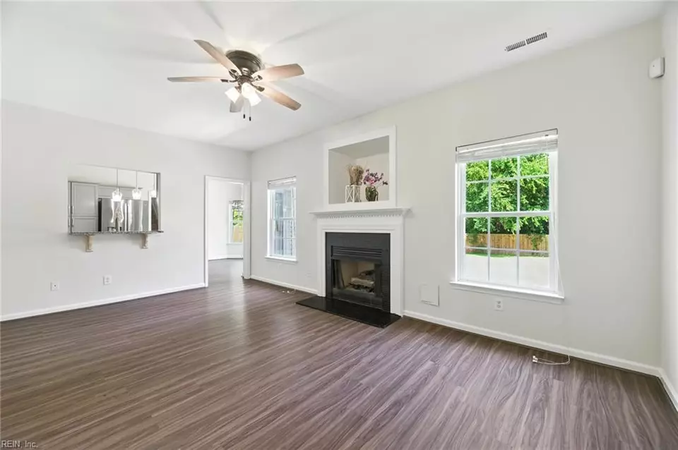 Living - 275 Jonathans Way, Suffolk, VA 23434 photo 2 of 2