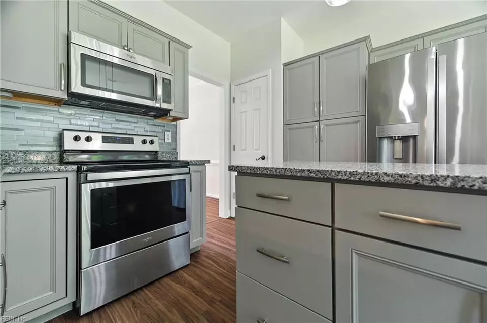 Kitchen - 275 Jonathans Way, Suffolk, VA 23434 photo 6 of 7