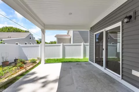 Exterior - 32 E Berkley Dr, Hampton, VA 23663 photo 4 of 8