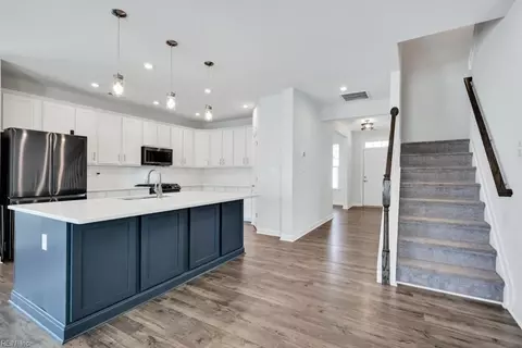 Entry Way - 32 E Berkley Dr, Hampton, VA 23663 photo 5 of 7