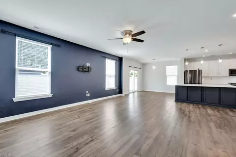 Living - 32 E Berkley Dr, Hampton, VA 23663 photo 2 of 4