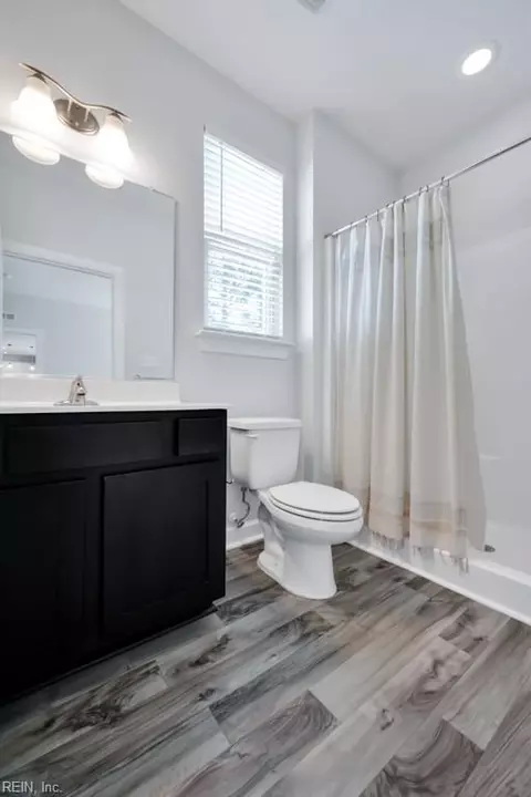 Bath - 32 E Berkley Dr, Hampton, VA 23663 photo 2 of 6