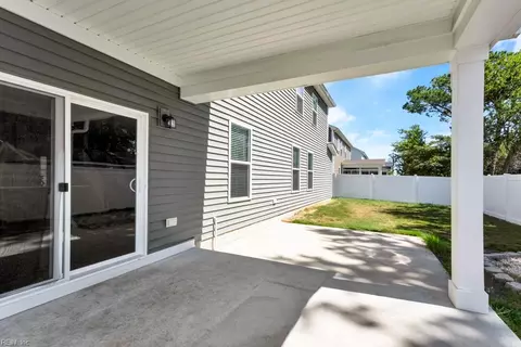 Exterior - 32 E Berkley Dr, Hampton, VA 23663 photo 3 of 8