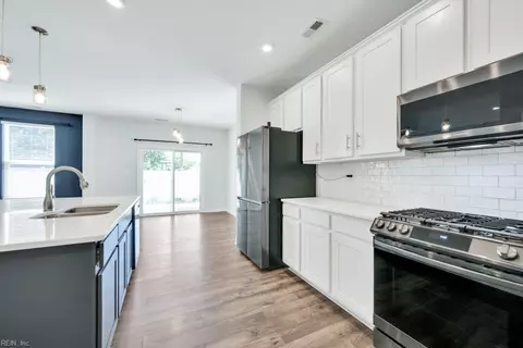 Entry Way - 32 E Berkley Dr, Hampton, VA 23663 photo 6 of 7