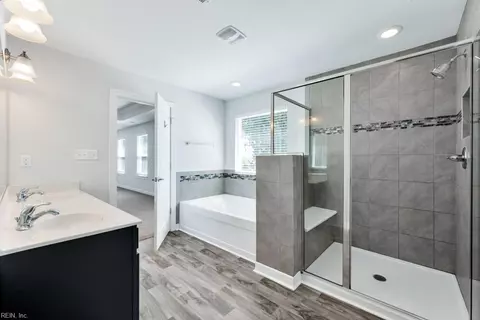 Bath - 32 E Berkley Dr, Hampton, VA 23663 photo 3 of 6