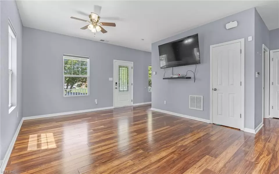 Living - 202 Patrick St, Norfolk, VA 23523 photo 9 of 13