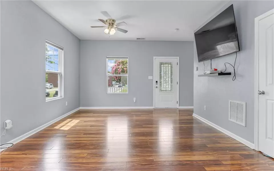 Living - 202 Patrick St, Norfolk, VA 23523 photo 7 of 13
