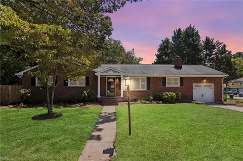 10 Bird Ln, Newport News, VA 23601