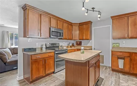 Kitchen - 465 Lineberry Rd, Virginia Beach, VA 23452 photo 3 of 4
