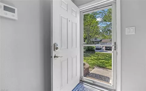 Entry Way - 465 Lineberry Rd, Virginia Beach, VA 23452 photo 1 of 3