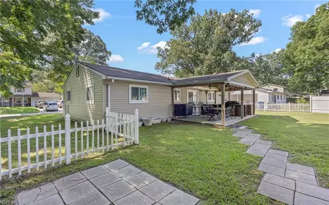 Exterior - 465 Lineberry Rd, Virginia Beach, VA 23452 photo 4 of 12