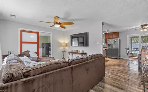 Entry Way - 465 Lineberry Rd, Virginia Beach, VA 23452 photo 2 of 3