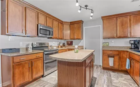 Kitchen - 465 Lineberry Rd, Virginia Beach, VA 23452 photo 2 of 4