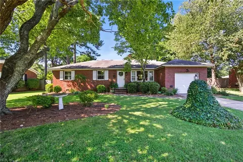 1449 Lakeview Dr, Virginia Beach, VA 23455