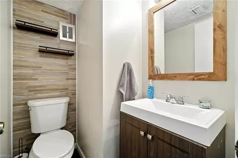 Bath - 525 Stockton St, Hampton, VA 23669 photo 1 of 3