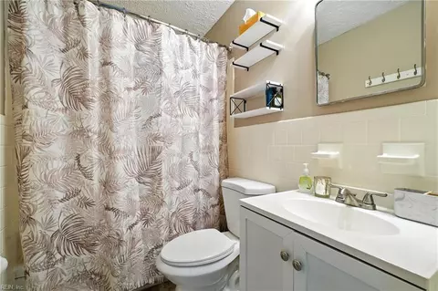 Bath - 525 Stockton St, Hampton, VA 23669 photo 2 of 3