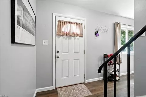 Entry Way - 525 Stockton St, Hampton, VA 23669 photo 2 of 4