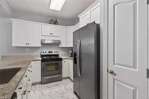 Kitchen - 112 Mainsail Dr #16, Hampton, VA 23664 photo 2 of 5