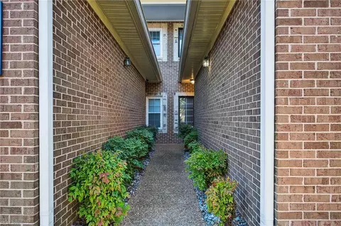 Entry Way - 112 Mainsail Dr #16, Hampton, VA 23664 photo 2 of 2