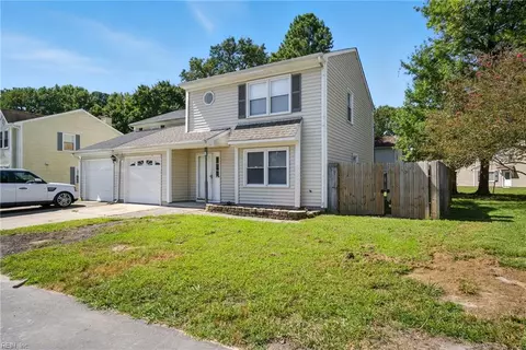 8 Upton Cir, Chesapeake, VA 23320