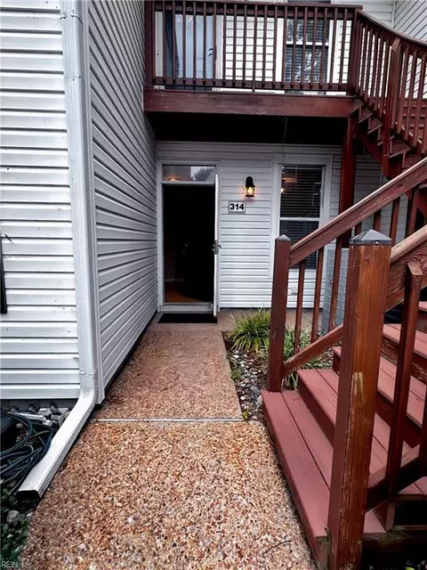 314 Persimmon Dr, Yorktown, VA 23693