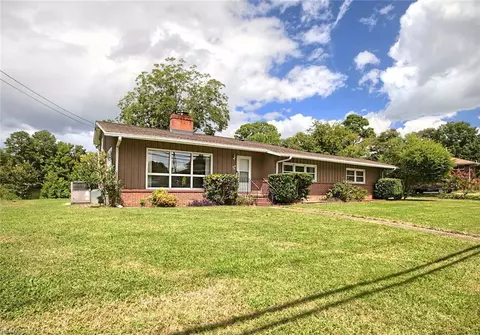 22 Lakeshore Dr, Newport News, VA 23608