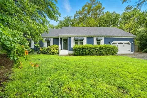 904 Easton Ct, Chesapeake, VA 23322