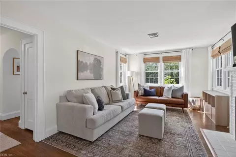 Living - 1208 Willow Ave, Chesapeake, VA 23325 photo 2 of 3