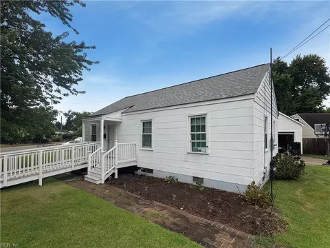 36 Crestwood Cir, Hampton, VA 23669