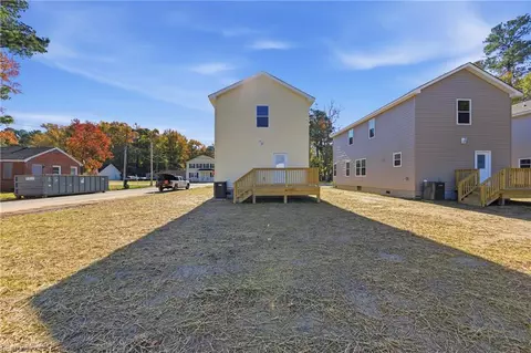 Exterior - 2702 E Washington St, Suffolk, VA 23434 photo 2 of 3