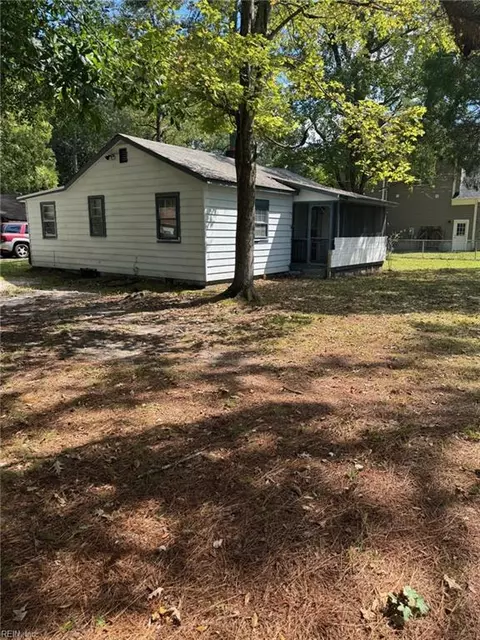 901 Washington Dr, Chesapeake, VA 23322