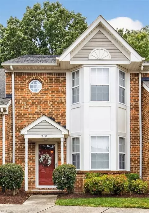 714 W Lake Cir, Chesapeake, VA 23322