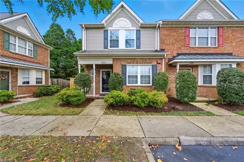 822 W Lake Cir, Chesapeake, VA 23322