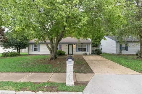 33 Peterborough Dr, Hampton, VA 23666