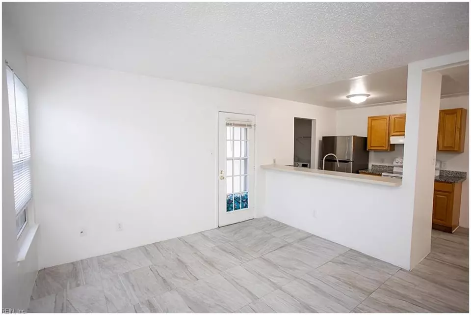 Living - 5624 Summit Arch Arch, Virginia Beach, VA 23462 photo 1 of 5